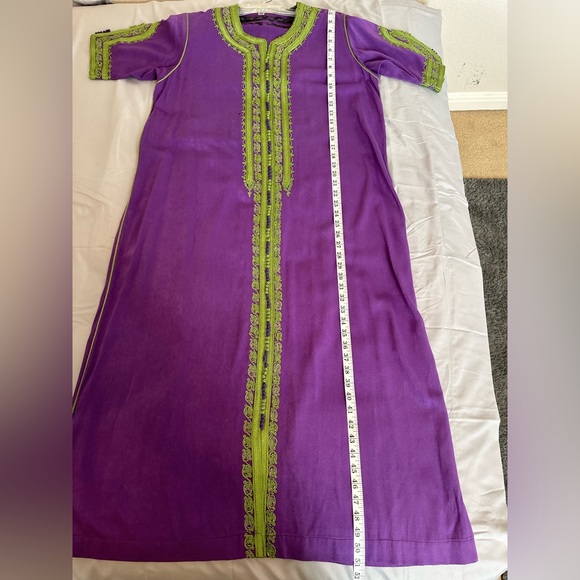 Gorgeous Moroccan women caftan purple and green, handmade. Size 14. Preowned. - Picture 6 of 7